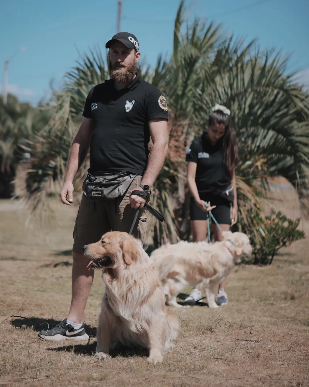 Kevin Kaiser entrenando a un perro con refuerzo positivo